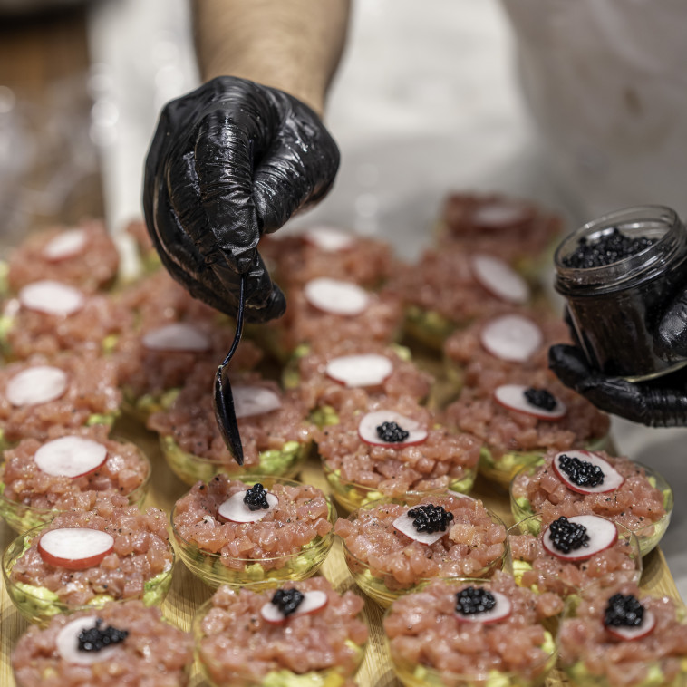 השף גיא רוזן יושב עם לקוחותיו ובונה איתם את התפריט בהתאמה מלאה