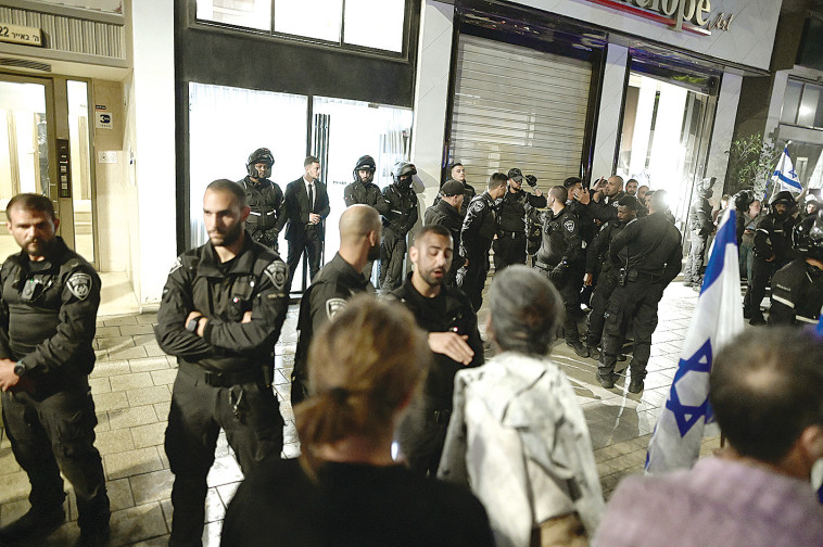 ההפגנה מול המספרה שבה שהתה שרה נתניהו