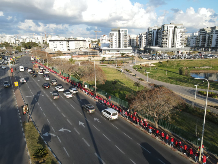 שרשרת אנושית של נשים לבושות אדום בהרצליה