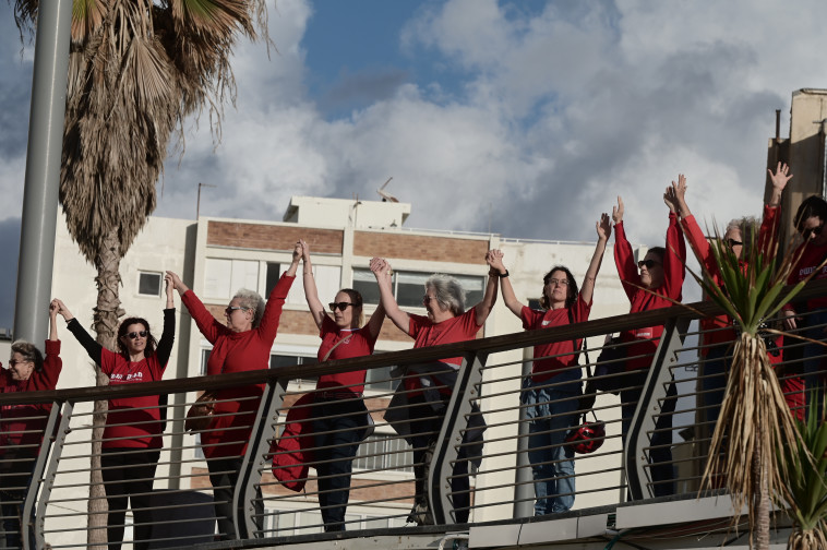 מחאת הנשים נגד הרפורמה המשפטית בחוף גורדון בתל אביב