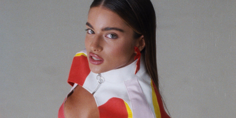 נועה קירל (מתוך הקליפ לשיר ''יוניקורן'')