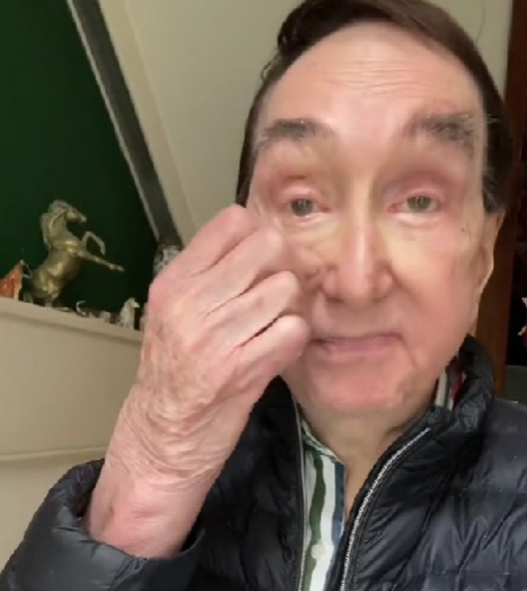 צובט את עור הפנים ומורח תכשירי אנטי אייג'ינג