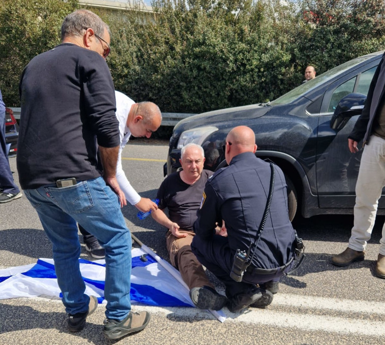 מפגין נדרס בהפגנה בנתב''ג