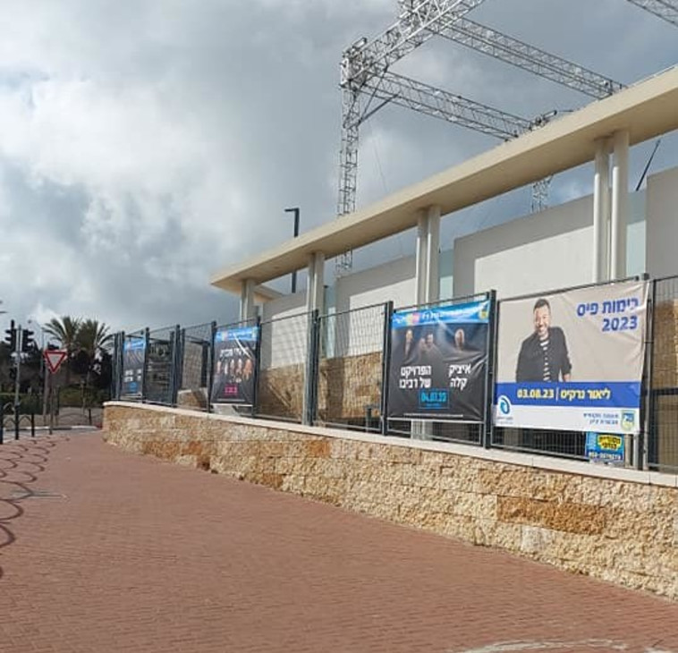 שלטים עם תמונותיהם של אמנים גברים נותרו במקומם