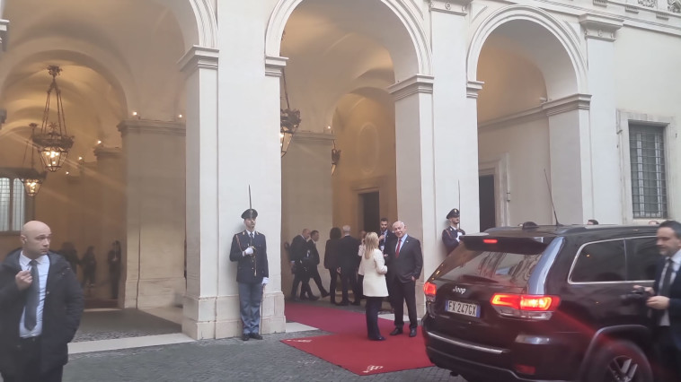 נתניהו ומלוני נרדים ליד רכבו 