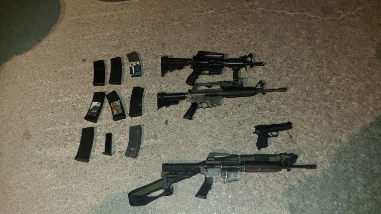 الأسلحة المصادرة من الإرهابيين قرب مفرق جيت في السامرة (الصورة: المتحدث باسم الجيش الإسرائيلي)