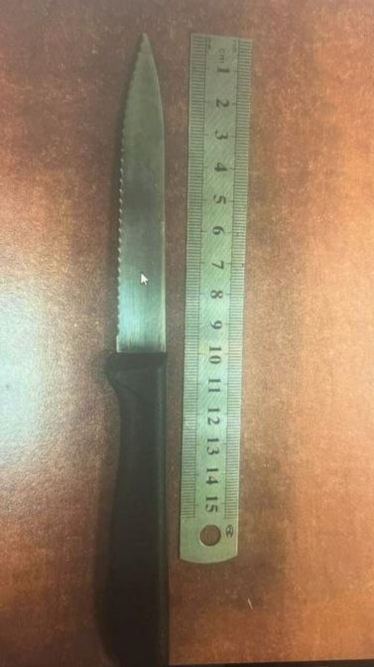 הסכין שעל פי החשד שימשה את החשוד  (צילום: דוברות המשטרה)