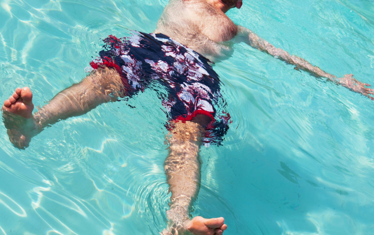 למה רק גברים יכולים לשחות חשופי חזה? תלונה הוגשה למשרד הסנאט