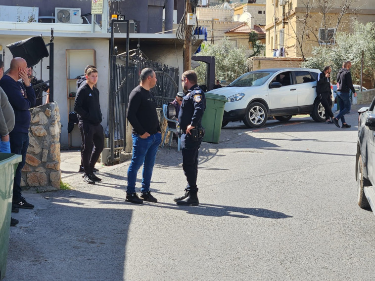 שוטרים בזירת הרצח בכפר כנא (צילום: אלי אשכנזי, וואלה!)
