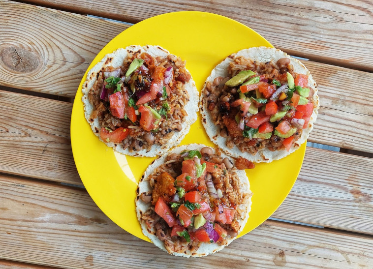 זוג טאקוס טבעוני בדוכן של נועם כרמון. 35 שח