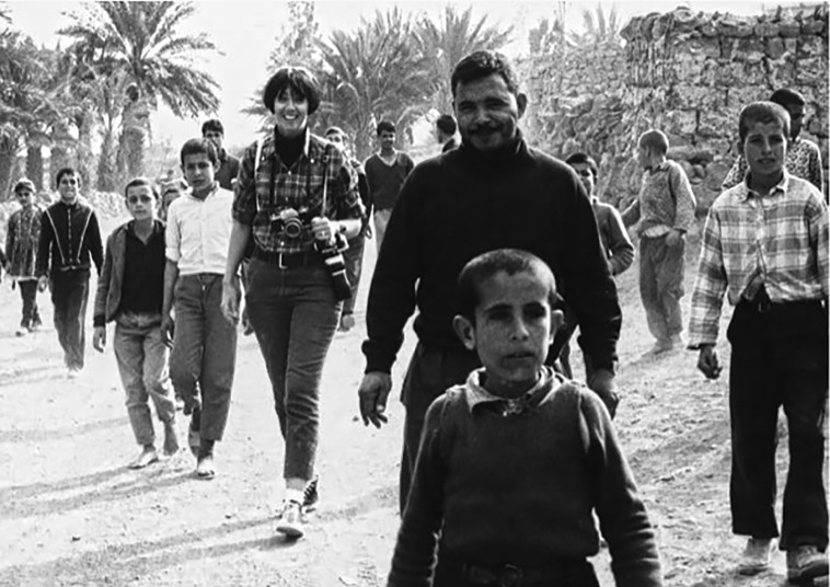 סילביה רפאל בביקור במחנה פליטים בירדן, 1969  (צילום: צילום פרטי)