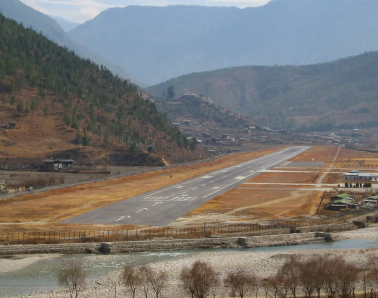 נמל התעופה הבינלאומי פארו - בהוטן (צילום: צילום מסך אינסטגרם)