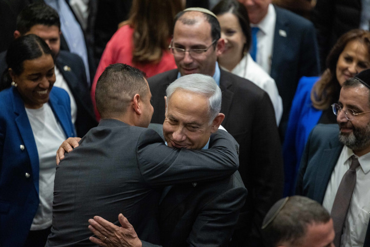 בנימין נתניהו וחברי הקואליציה לאחר אישור החוקים