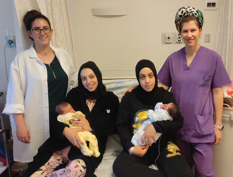 הניה גואטה המיילדת, האחיות מסארווה עם התינוקות וד"ר דנית טרשנדגן במחלקת יולדות (צילום: באדיבות המרכז הרפואי הלל יפה)