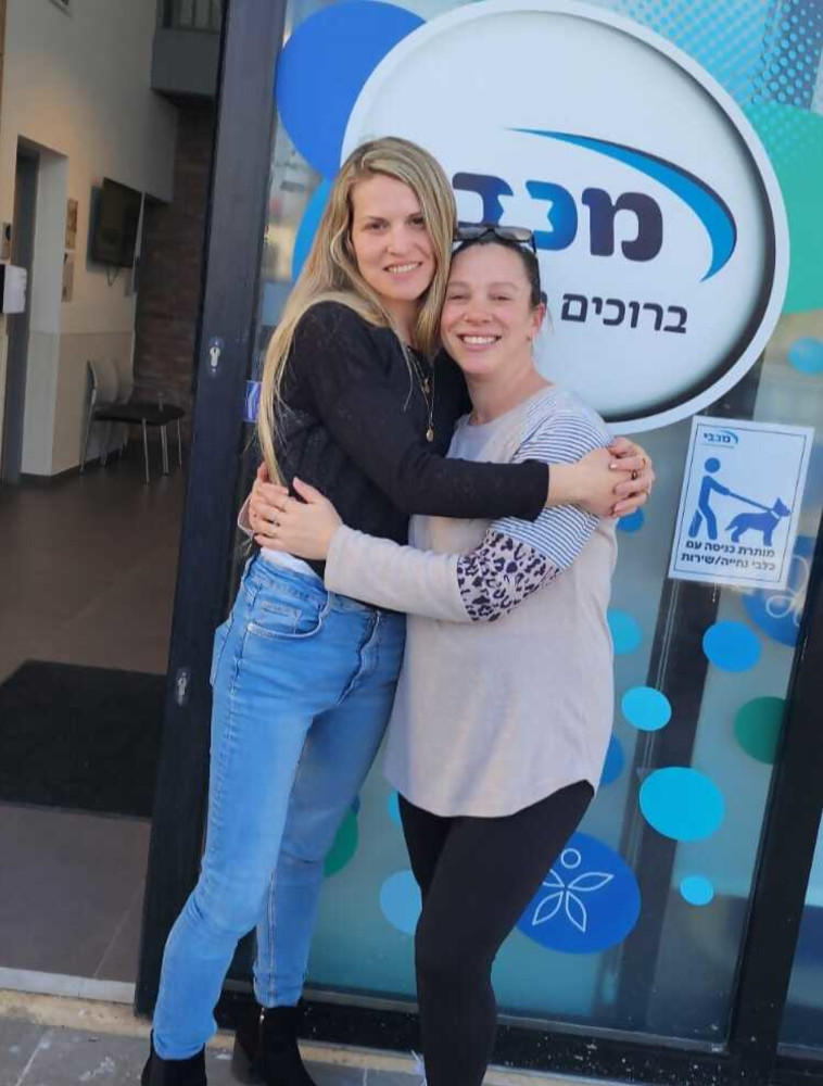 מימין, שרית זומר המטופלת, משמאל, חן בלויסה, עובדת סוציאלית במכבי שירותי בריאות