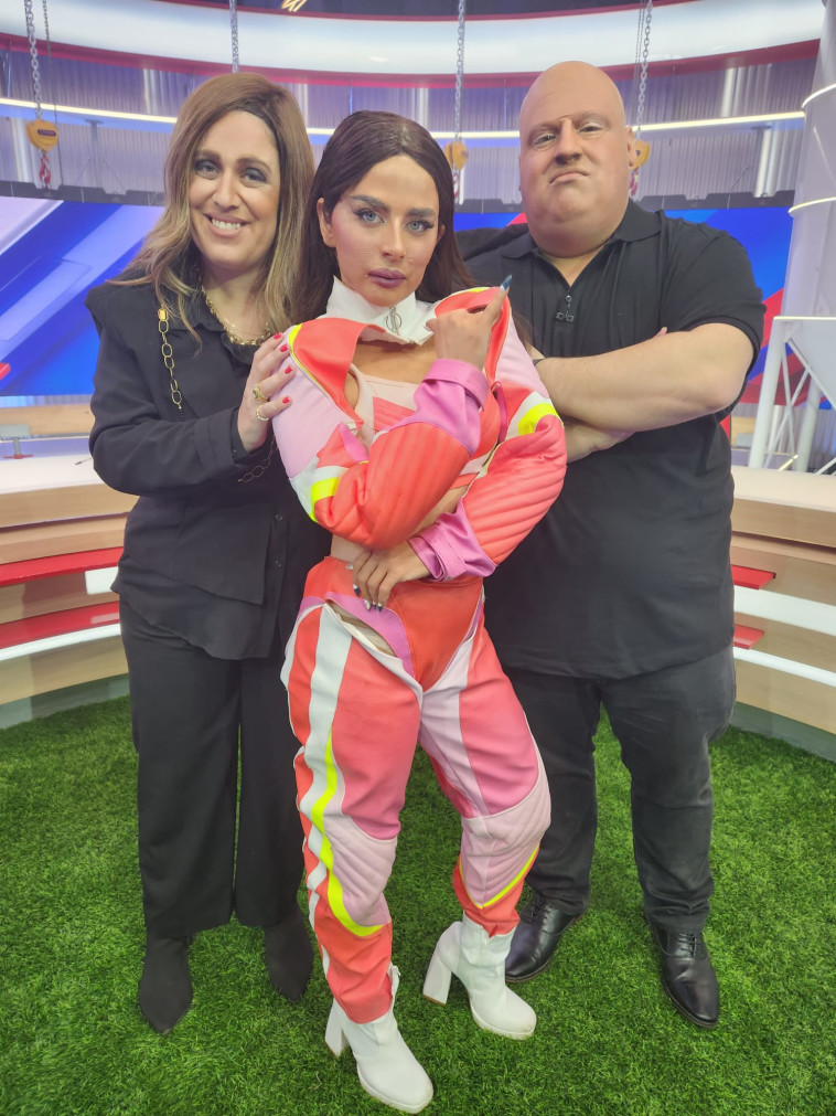 נועה קירל והוריה מגיעים ל'ארץ נהדרת'