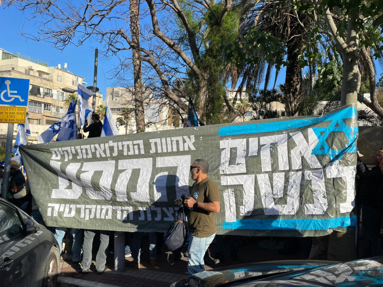 מפגינים הקימו ''לשכת גיוס'' בבני ברק