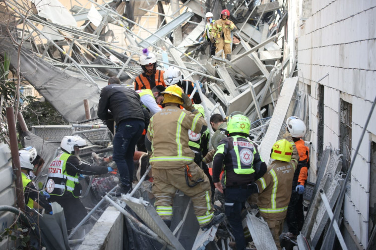 פעולות החילוץ באתר הבנייה ברמת גן 