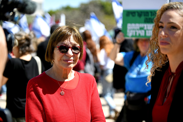 רבקה מיכאלי בעצרת אמנים נגד הרפורמה המשפטית