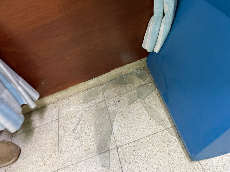 חלון שנופץ בזמן כנס של השר ברקת