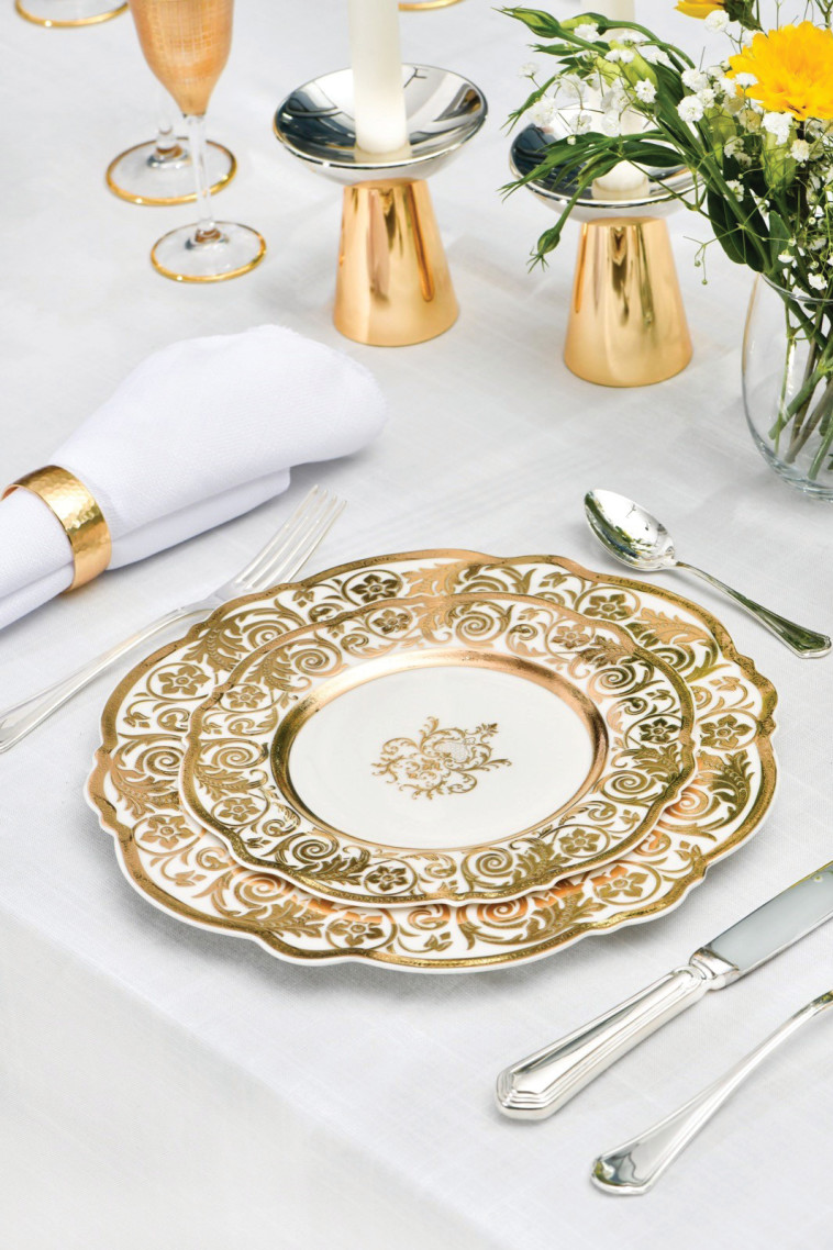 7. סט צלחות 18 חלקים מדגם בון צ'יינה מעוטר זהב אמיתי. מחיר 1750 שח 