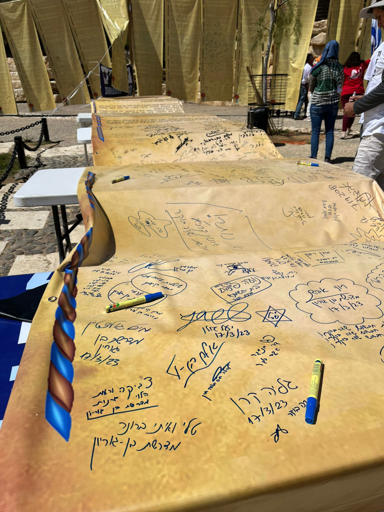 ''חומה של עצמאות'' מול קבר דוד בן גוריון