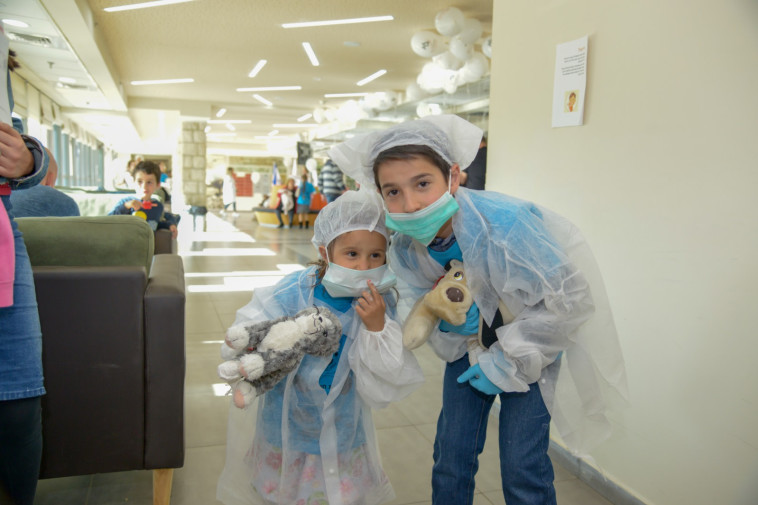 ילדים וילדות כבר ביקרו בבית החולים לדובים וריפאו בעבר את הדובים והבובות שלהם (צילום: דוברות אוניברסיטת בר אילן)