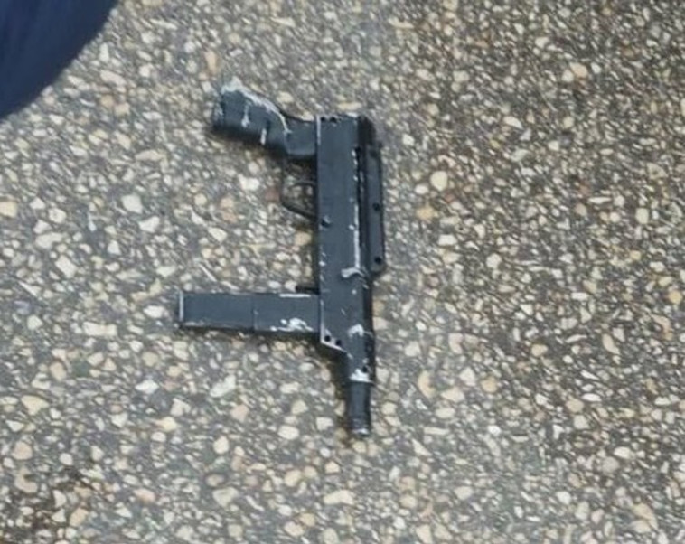 נשק המחבל בפיגוע הירי בחווארה (צילום: רשתות ערביות)