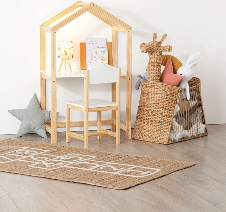 שולחן יצירה עם כסא של עצמל'ה