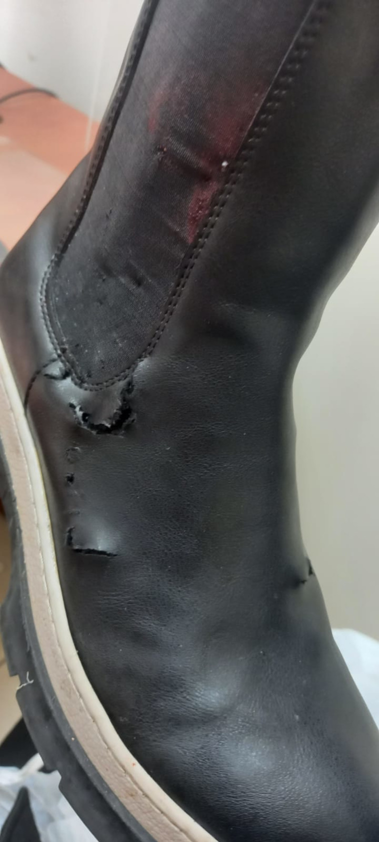 המגף של הנערה