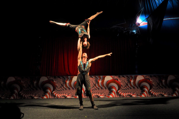 אורי ונועה וייס - קרקס אמנות במושבה