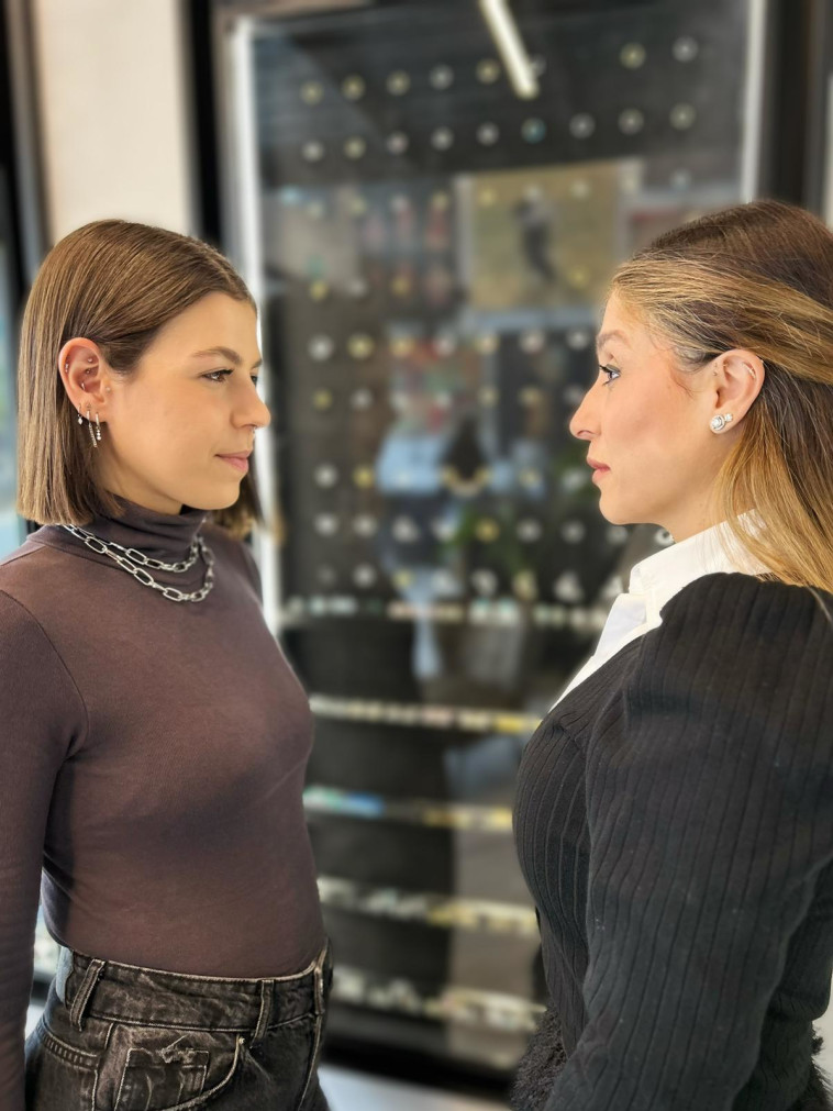 עו״ד ברוריה פריד וזואי גבע (זושקה) בצילום משותף עם פירסינג