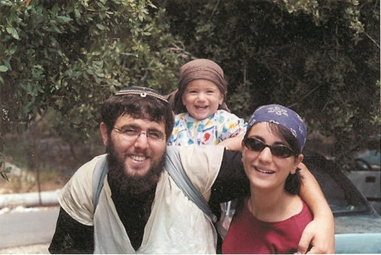 לימור הר-מלך עם בנה הפעוט ובעלה שלום הר-מלך