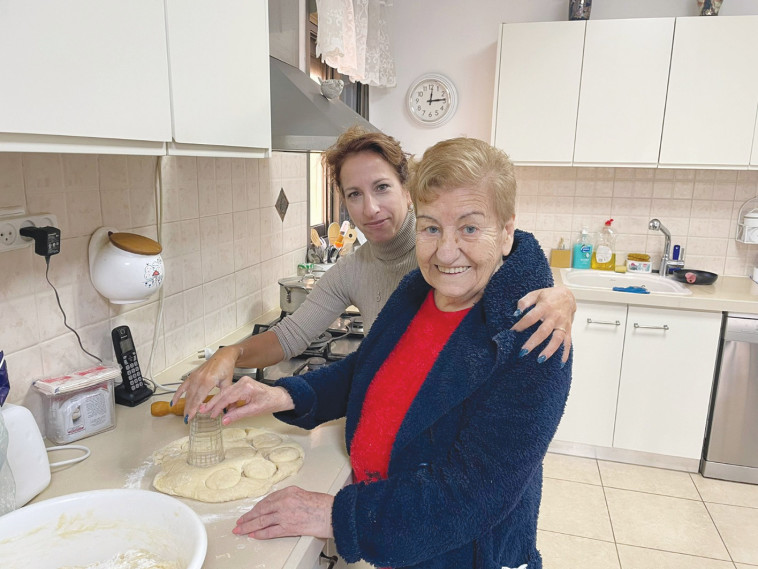 מתנדבים מבשלים עם ניצולי שואה (צילום: הקרן לרווחת נפגעי השואה)