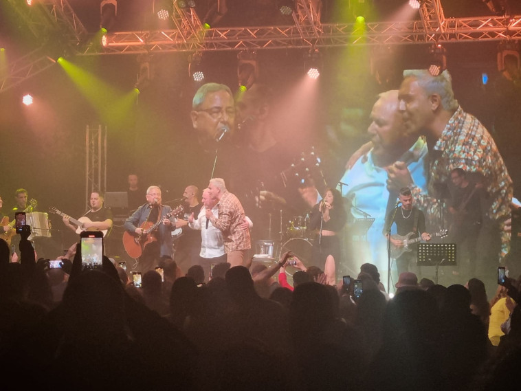 חנן יובל וקובי פרץ בהופעה