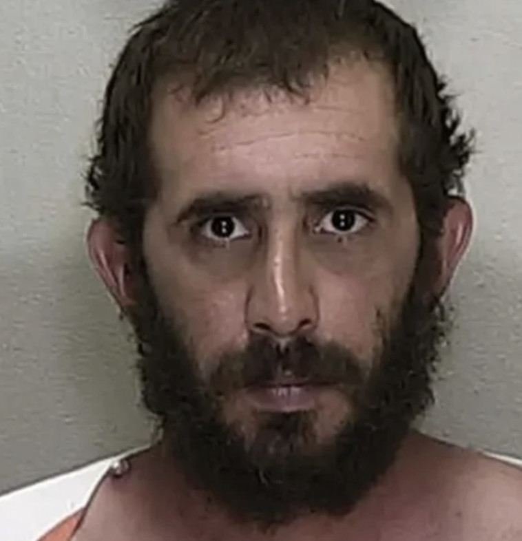 סטר לזוגתו עם משולש פיצה