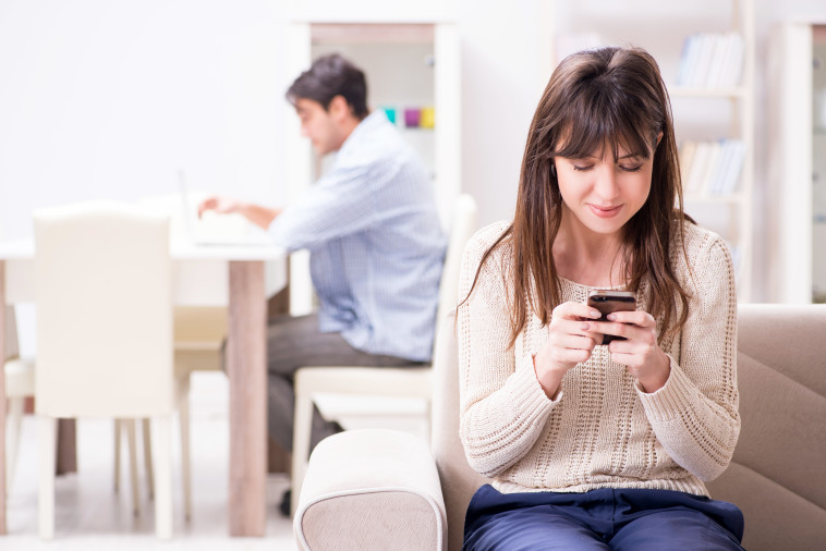 בגדה בארוסה עם קולגה המבוגר ממנה ב-20 שנה