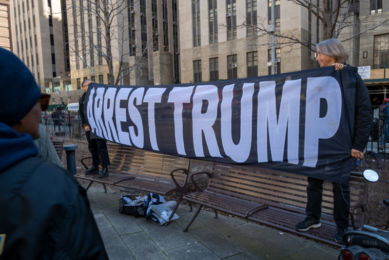 מחאה מחוץ לבית המשפט הדן בעניינו של דונלד טראמפ (צילום: gettyimages)