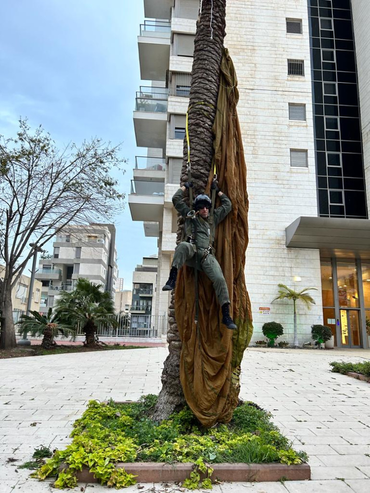 מחאת הטייס הנוטש עם המסר: ''אל תנטוש אותנו''