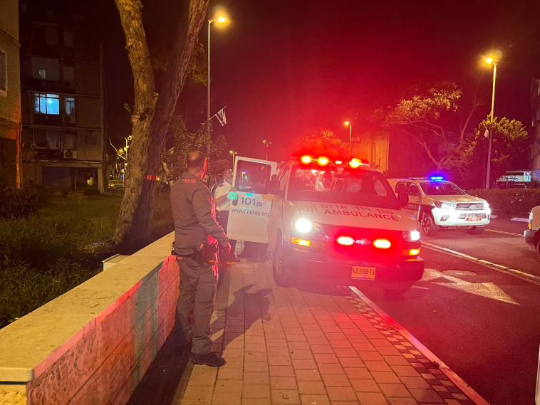 אמבולנס בקרית אתא (צילום: דוברות המשטרה)