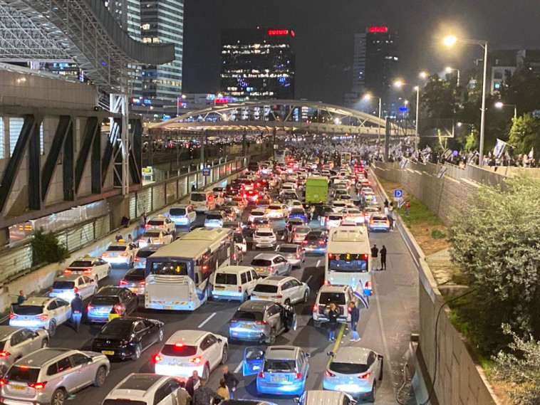 כביש איילון נחסם לתנועה בעקבות המחאה נגד פיטורי גלנט