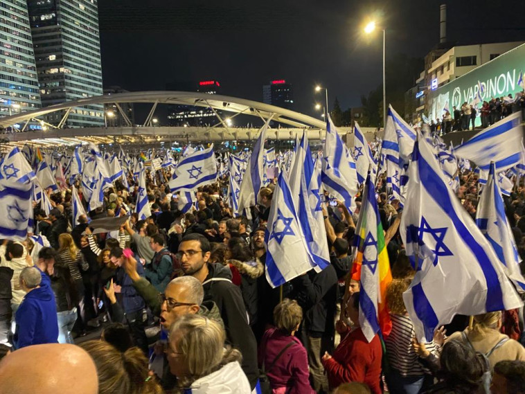 מפגינים חוסמים את איילון לאחר פיטורי גלנט