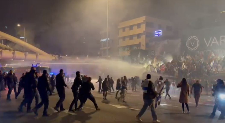 מחאות בין המשטרה למפגינים בכביש איילון