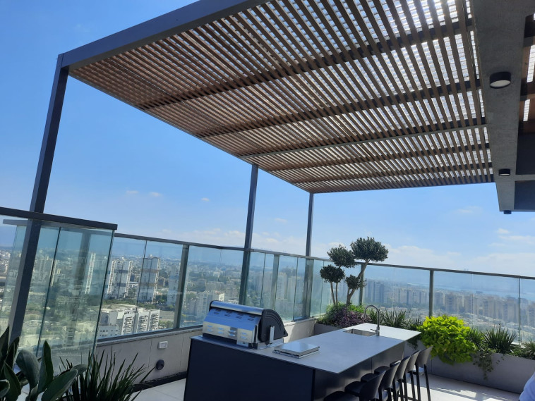 מוצר פופולרי המורכב מפרופיל אלומיניום איכותי. פרגולות אלומיניום