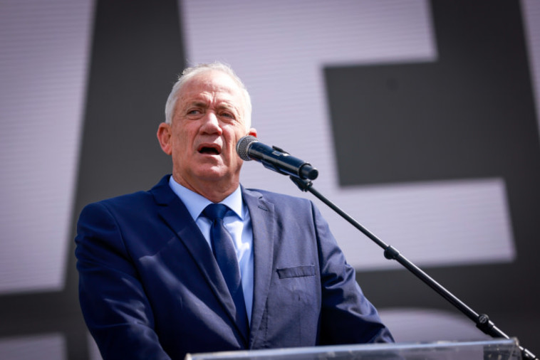 גנץ בהפגנה נגד הרפורמה מול הכנסת