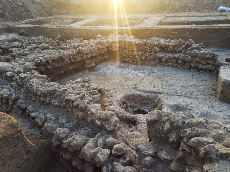 חפירת רשות העתיקות בשנת 2018 לפני הקמת שכונת אגמים (צילום: יעל עבאדי-רייס, רשות העתיקות)