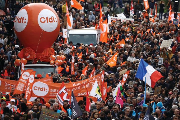 מחאת הפנסיות בצרפת  (צילום: רויטרס)