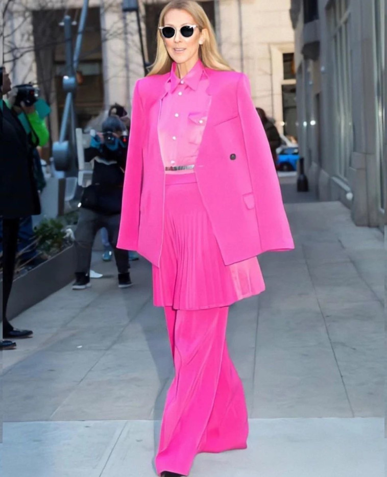 סלין דיון בחליפה ורודה של המעצב פיטר דו