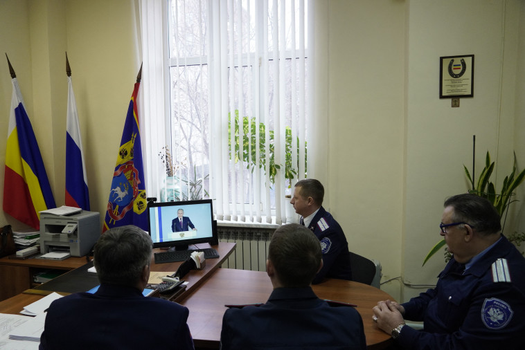 שוטרים רוסים צופים בנאומו של פוטין בטלוויזיה הרוסית (צילום: gettyimages)