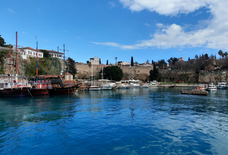 הנמל של אנטליה מהווה מוקד יציאה להפלגות נעימות (צילום: עמרי גלפרין)